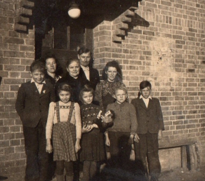 Harry Krause (vorn 2. von rechts) im Kreis seiner Familie 