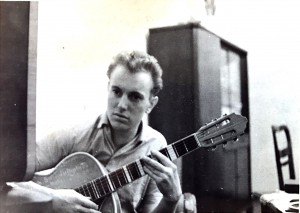 Klaus Kühne mit seiner Gitarre 