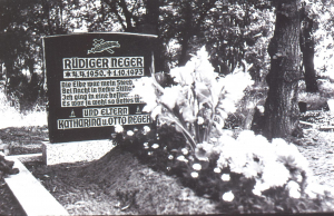 Der auf behördliche Anordnung entfernte Grabstein für Rüdiger Neger 