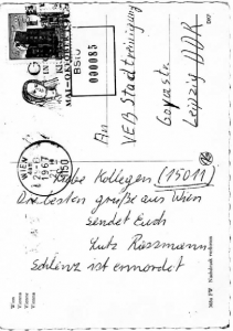 Postkarte mit der Todesmitteilung an die Arbeitskollegen von Richard Schlenz bei der VEB Stadtreinigung Leipzig