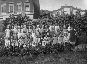 Schwester Sigrada Witte mit ihren Kindern 1943 in Oschersleben. 