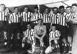 Herbert Fischer, links im Bild, stehend, mit der Aufstiegsmannschaft von 1937/38 