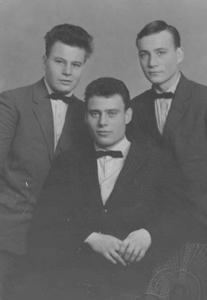 Werner Dobrick (rechts) mit seinen Brüdern Dieter (sitzend) und Gert (links)