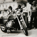 Manuela (ganz links) und Lutz Balzer (ganz rechts) nehmen eine Honda in Augenschein.>
