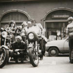 Lutz Balzer betrachtet Motorräder, im Hintergrund links Manuela.>