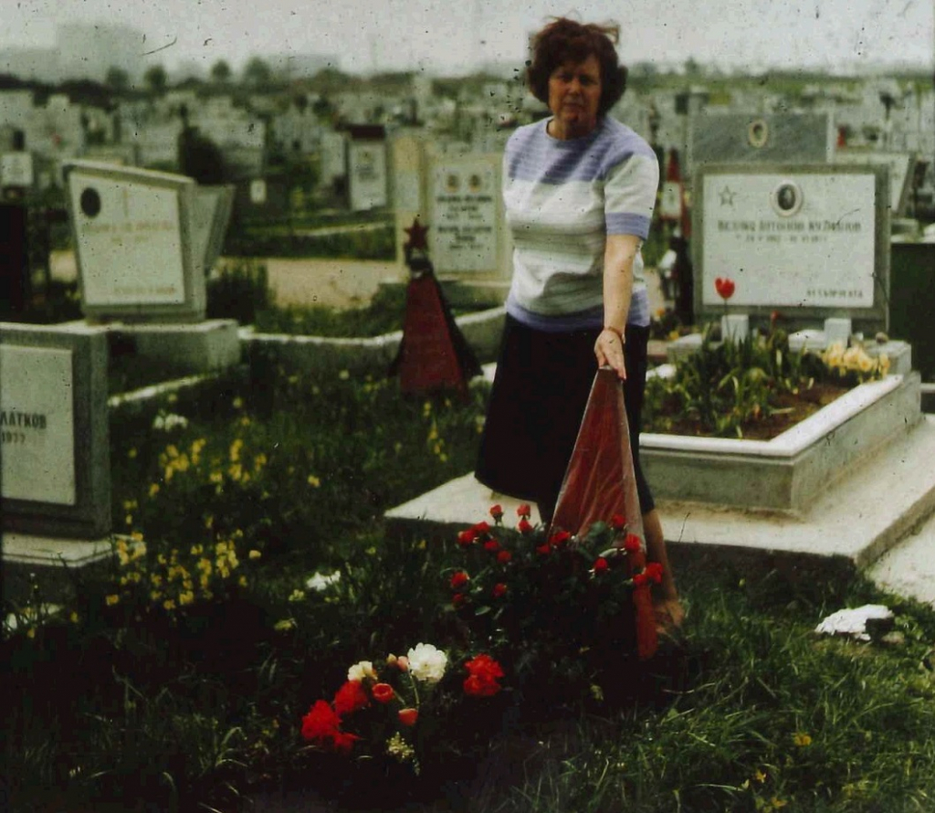 Foto Heinz Otto. Das Ehepaar Otto besuchte Rudi Nettbohls Grab im Mai 1979.