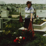 Herta Otto 1979 am Grab ihres Sohnes in Sofia>