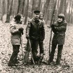 Beate und Susanne Sender mit ihrem Vater Georg und ihrem Bruder im Wald bei Schwerin, Februar 1977.>