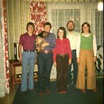 Familie Sender in ihrem Haus in Schwerin. Susanne ist die zweite von links, daneben in der roten Bluse ihre kleine Schwester Beate.>