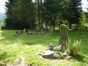 Gedenkstein auf dem Friedfhof von Hůrka für Alois Janotka, Ladislav Kolář und Adolf Leder